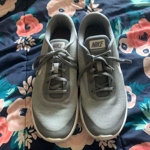 Nike women’s grey tennis shoes